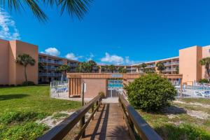 un paseo marítimo que conduce al frente de un edificio en Island Oasis - 3br 2ba - steps to the ocean!, en St. Augustine