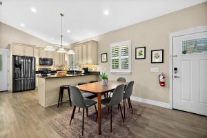 Η κουζίνα ή μικρή κουζίνα στο Citrus Hideaway - Steps to City Center +31 φωτογραφίες