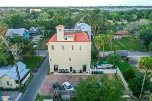 una vista aérea de una casa con techo rojo en The Ray- 1st Floor Charming Condo- Walk to Downtown, en St. Augustine