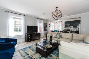 un soggiorno con divano e tavolo di 20 Hypolita - Luxury Downtown Apartment a St. Augustine