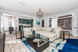 un soggiorno con divano e tavolo di 20 Hypolita - Luxury Downtown Apartment a St. Augustine