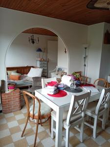 ein Esszimmer mit einem weißen Tisch und Stühlen in der Unterkunft T3 campagne Aix-en-Provence in Meyrargues