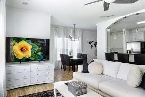 聖奧古斯丁的住宿－Private Romantic Retreat Mins DWTN Beach，客厅配有白色沙发和电视