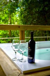 a bottle of wine and two wine glasses on a table at La Chagra vip in Villavicencio