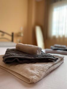 una pila de toallas sentadas encima de una cama en Río Palancia, Disfruta de una estancia en Familia en Oropesa del Mar