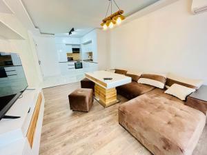 uma sala de estar com um sofá e uma mesa em Hidden treasure em Varna City
