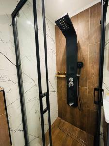 um chuveiro com uma porta de vidro na casa de banho em Hidden treasure em Varna City