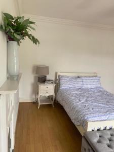una camera con letto e tavolo con vaso di Beautiful 4-Bed House in Kildare a Kildare