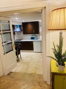 una camera con cucina con tavolo e porta di Beautiful 4-Bed House in Kildare a Kildare