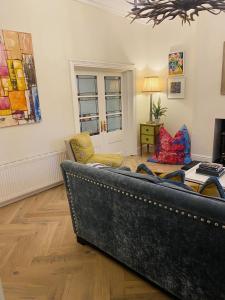 un soggiorno con divano e TV di Beautiful 4-Bed House in Kildare a Kildare