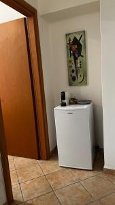 een kleine koelkast in een kamer met een foto aan de muur bij Casa Cristina in città in Reggio di Calabria