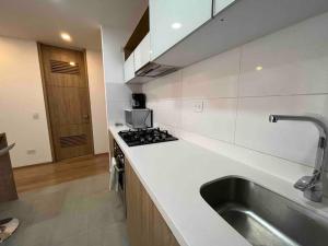 uma cozinha com um lavatório e um fogão em Hermoso Apartamento de 2 habitaciones en Usaquen em Bogotá