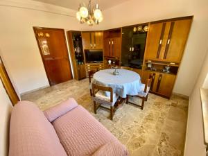 sala de estar con mesa y cocina en La Residenza dell'Arrotino, en Capitan Loreto