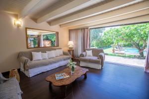 a living room with a couch and a table at Villa Niloan Olbia in Olbia