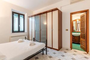 a bedroom with a white bed and a bathroom at Casa Luana San Concordio - Affitti Brevi Italia in Lucca