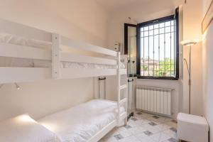a room with two bunk beds and a window at Casa Luana San Concordio - Affitti Brevi Italia in Lucca