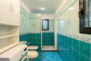 a bathroom with a toilet and a shower at Casa Luana San Concordio - Affitti Brevi Italia in Lucca