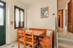 a dining room with a wooden table and chairs at Casa Luana San Concordio - Affitti Brevi Italia in Lucca
