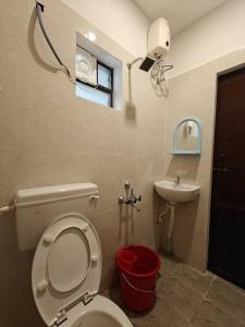 HOMESTAY - AC 5 BHK NEAR AlRPORT في تشيناي: حمام مع مرحاض ومغسلة