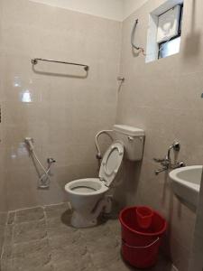 清奈的住宿－HOMESTAY - AC 5 BHK NEAR AlRPORT，一间带卫生间和水槽的浴室