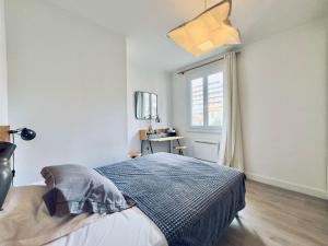 Schlafzimmer mit einem Bett, einem Fenster und einem Tisch in der Unterkunft L'Ajax Appartement T3 centre et Bord de mer in Ajaccio