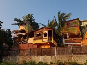 una casa sentada sobre una valla en Casa Gio, en Puerto Escondido