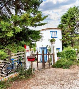 uma bicicleta estacionada em frente a uma pequena casa em One bedroom house with shared pool enclosed garden and wifi at Nazare 7 km away from the beach na Nazaré