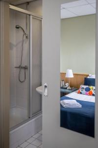 a bedroom with a bed and a shower and a bed at Hotel 1711 in Valkenburg