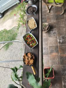 ein Tisch mit mehreren Speisen drauf in der Unterkunft Abrigo Cantareira in Mairiporã