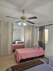um quarto com 2 camas e uma ventoinha de tecto em Mi Sanagasta Querida em La Rioja
