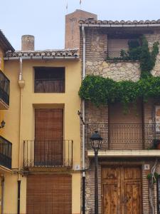 ein gelbes Gebäude mit zwei Türen und einem Straßenlicht in der Unterkunft LA CASITA DE LAS HADAS in Biar + 19 Fotos