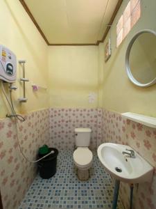 y baño con aseo y lavamanos. en Cam U View Bungalow, en Nongkhiaw