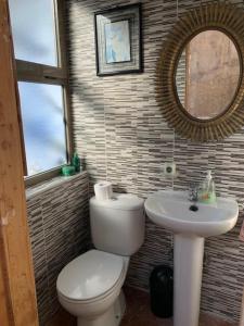 ein Bad mit einem WC und einem Waschbecken in der Unterkunft Beautiful 3-Bed Town House with garden in Sax in Sax