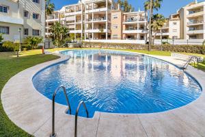 Bazén v ubytování Luxury Golf Apartment - 3min to Puerto Banus nebo v jeho okolí