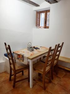 einem Esstisch mit 4 Stühlen in der Unterkunft LA CASITA DE LAS HADAS in Biar