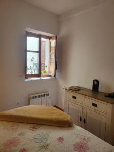 sypialnia z łóżkiem i oknem w obiekcie LA CASITA DE LAS HADAS w mieście Biar