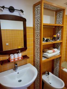 W łazience znajduje się umywalka i lustro. w obiekcie LA CASITA DE LAS HADAS w mieście Biar