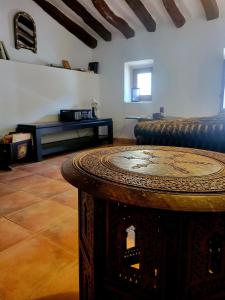 salon z kanapą i stołem w obiekcie LA CASITA DE LAS HADAS w mieście Biar