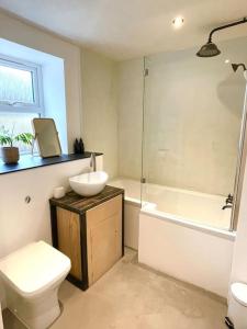 un bagno con lavandino, WC e doccia di Palms 1 - Wood burner, 5 min walk to beach+parking a Newquay