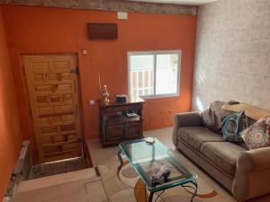 Zona d'estar a Beautiful 3-Bed Town House with garden in Sax