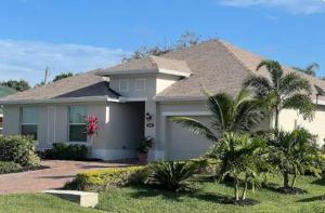 ein weißes Haus mit Palmen im Hof in der Unterkunft Home sweet home in Port Saint Lucie
