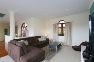 sala de estar con sofá y mesa en Rancho Relaxo - Great For Longer Stays! Free Wifi en Perth