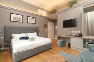 フィレンツェにあるN7 Roomsのベッドルーム1室(ベッド1台、壁にテレビ付)