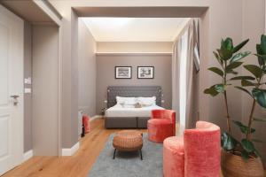 佛罗伦萨N7 Rooms的一间卧室，有一张床和两把红椅子
