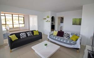 un soggiorno con divano e tavolo di Villa con piscina privada y barbacoa - ALBERT VILLAS Alcossebre ad Alcossebre