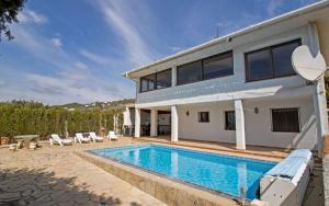 una villa con piscina e una casa di Villa con piscina privada y barbacoa - ALBERT VILLAS Alcossebre ad Alcossebre