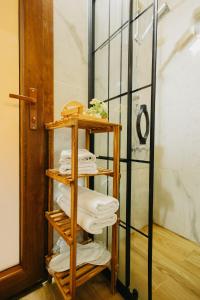 a wooden towel rack with towels on it in a bathroom at Yerumoni bungalov in Çamlıhemşin