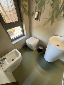 łazienka z białą umywalką i toaletą w obiekcie Penthouse Rooms Marigliano - Eleganza sopra le nuvole w mieście Marigliano +28 zdjęć