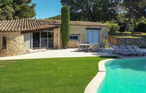 ein Haus mit einer Terrasse und einem Pool in der Unterkunft Pet Friendly Home In Vaison-la-romaine With Private Swimming Pool, Can Be Inside Or Outside in Vaison-la-Romaine
