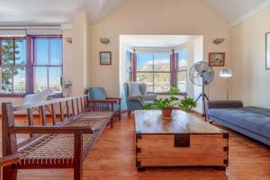 una sala de estar con un sofá y una mesa en Bo-Kaap hidden gem with Hot Tub, en Ciudad del Cabo